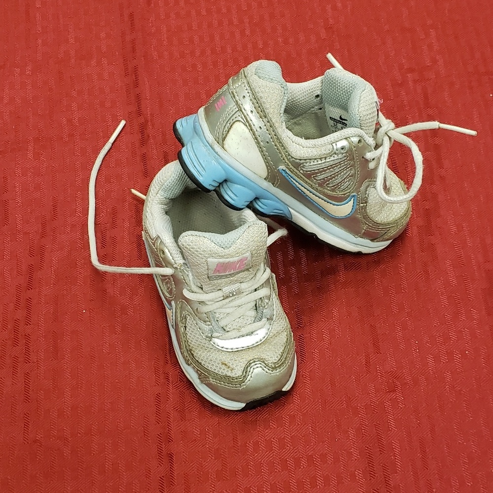 Girls Nike shoes size 7C